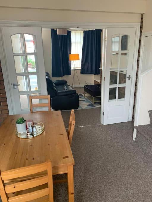 Cheerful 3-Bedroom House Brierley Hill Esterno foto