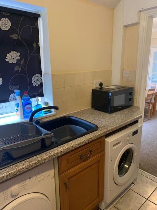 Cheerful 3-Bedroom House Brierley Hill Esterno foto